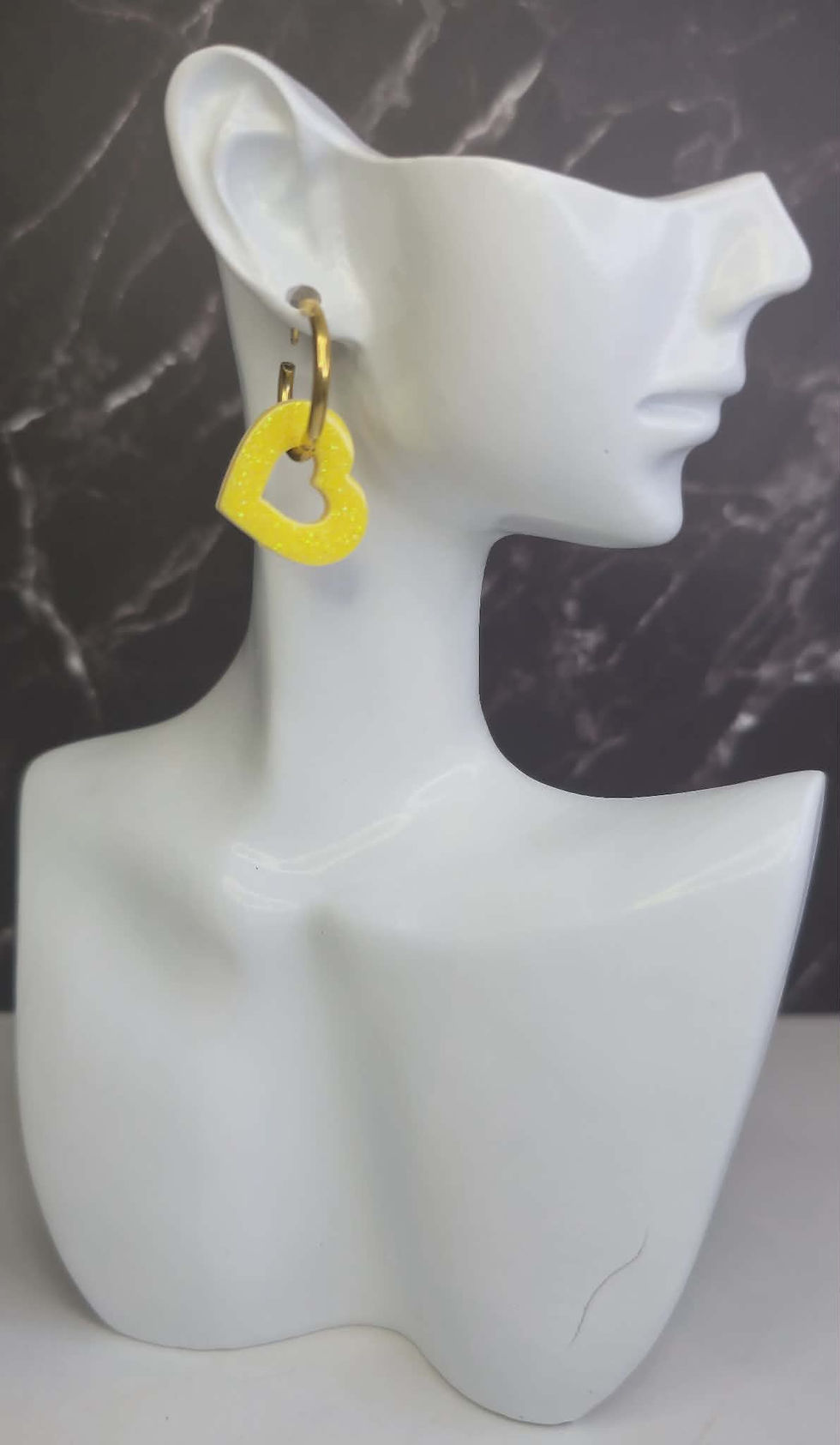 Boucles d'oreilles Lover artisanales en résine, réalisées à la main avec un design élégant et romantique.