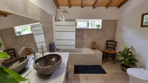 ROOM 7 bathroom.jpeg