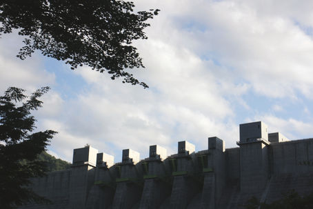 吾妻峡と岩櫃山
