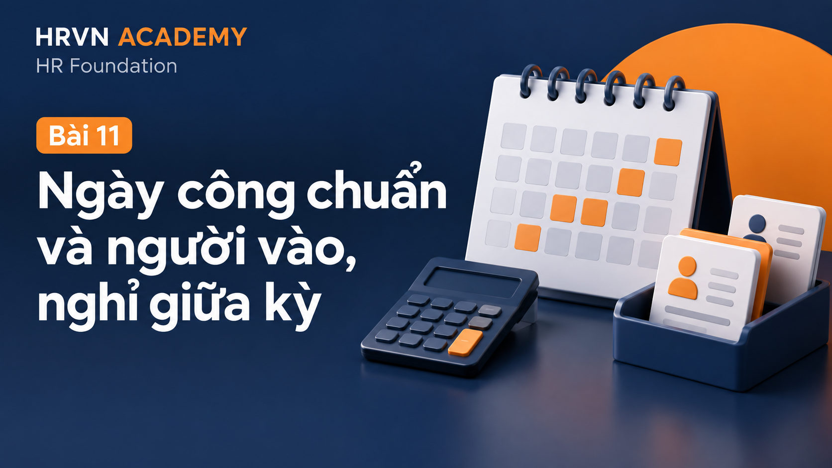 Bài 11 – Ngày công chuẩn và người vào, nghỉ giữa kỳ Bài 11: Ngày công chuẩn và người vào, nghỉ giữa kỳ; HR Foundation – C&B cơ bản cho người mới; minh họa lịch tháng, máy tính và hồ sơ nhân viên.