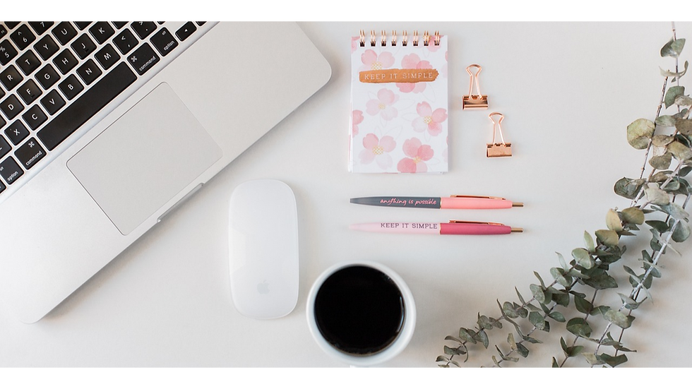 Il y a le clavier d'un ordinateur en haut à droite de l'image. En dessous, une tasse de café avec une souris d'ordinateur blanche s'y trouve. Un carnet rose et blanc est posé à côté de l'ordinateur avec des stylos roses. Sur tout le côté gauche de l'image une plante verte est présente. Tout cela sur un fond blanc