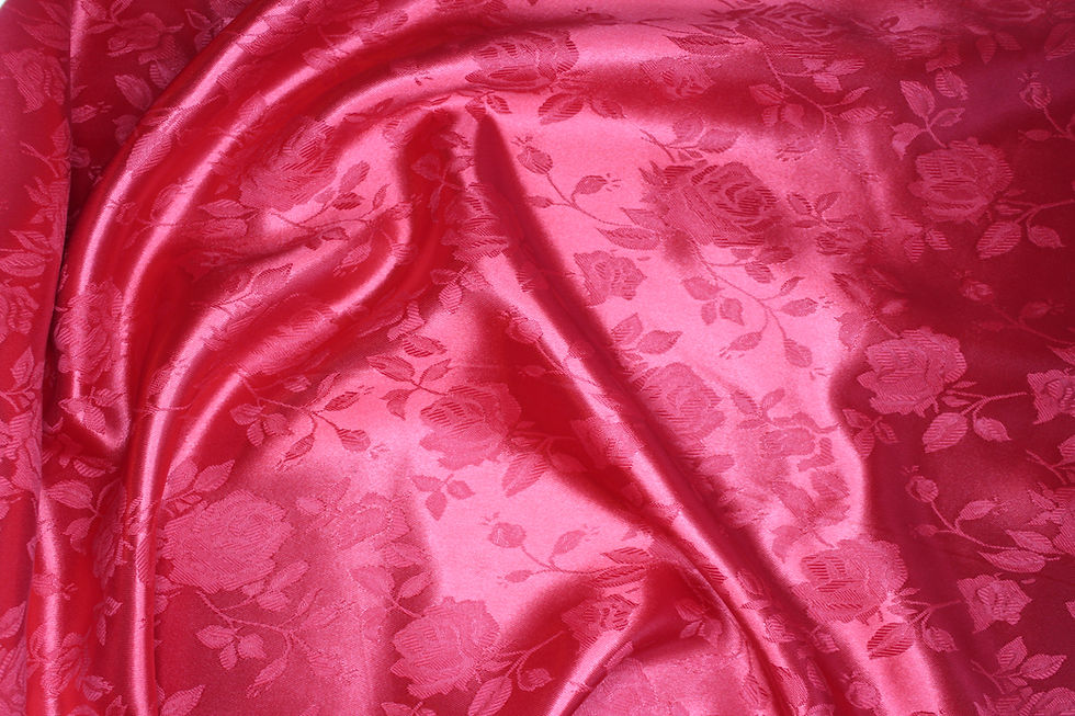 Roter Satin mit Rosenmuster