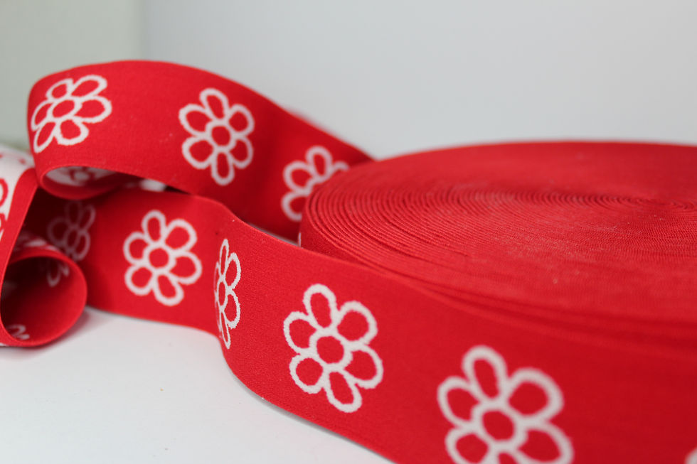 Rotes Gummiband mit weißen Blumenmuster
