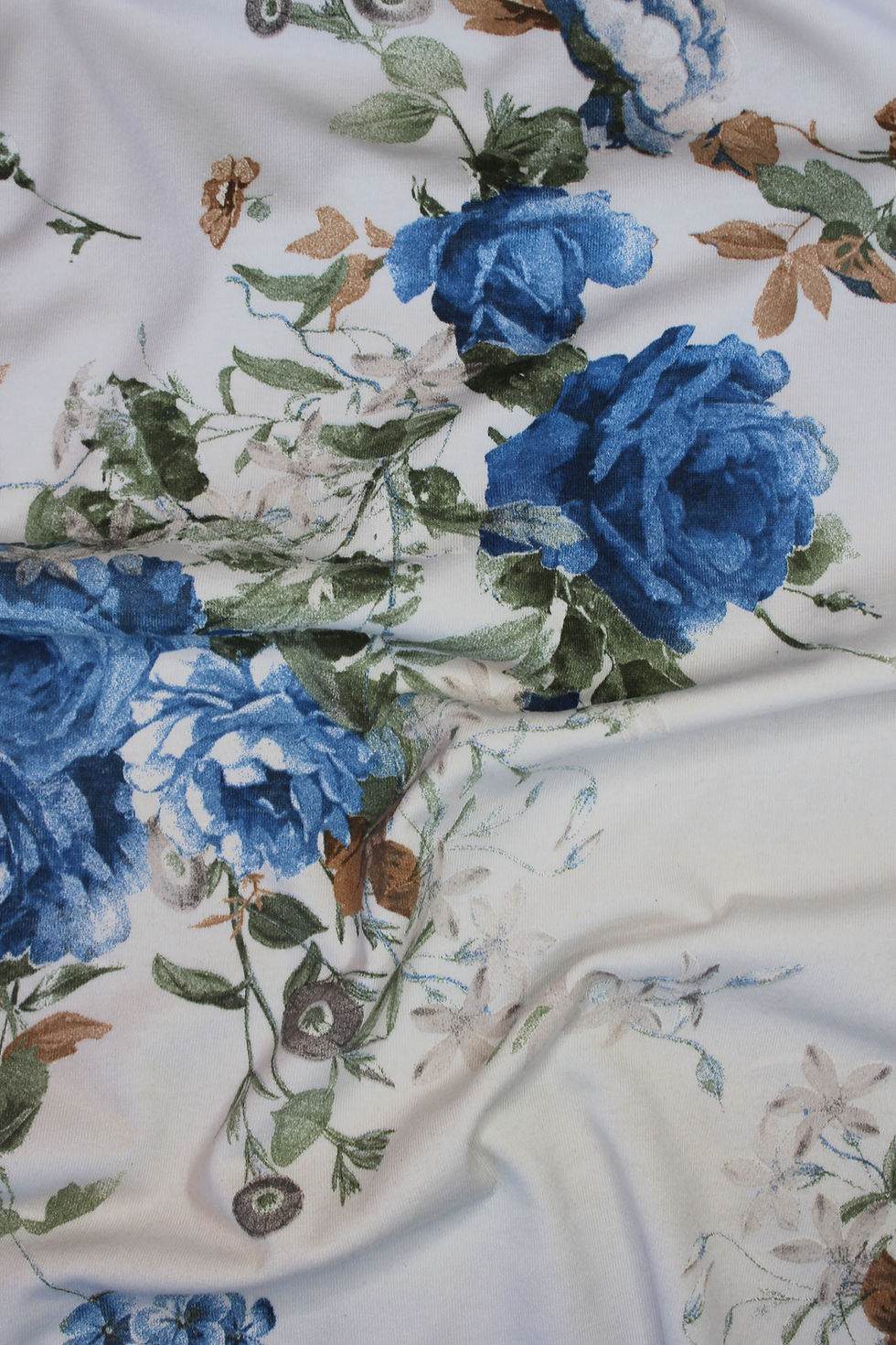 Stoff mit blauen Rosen