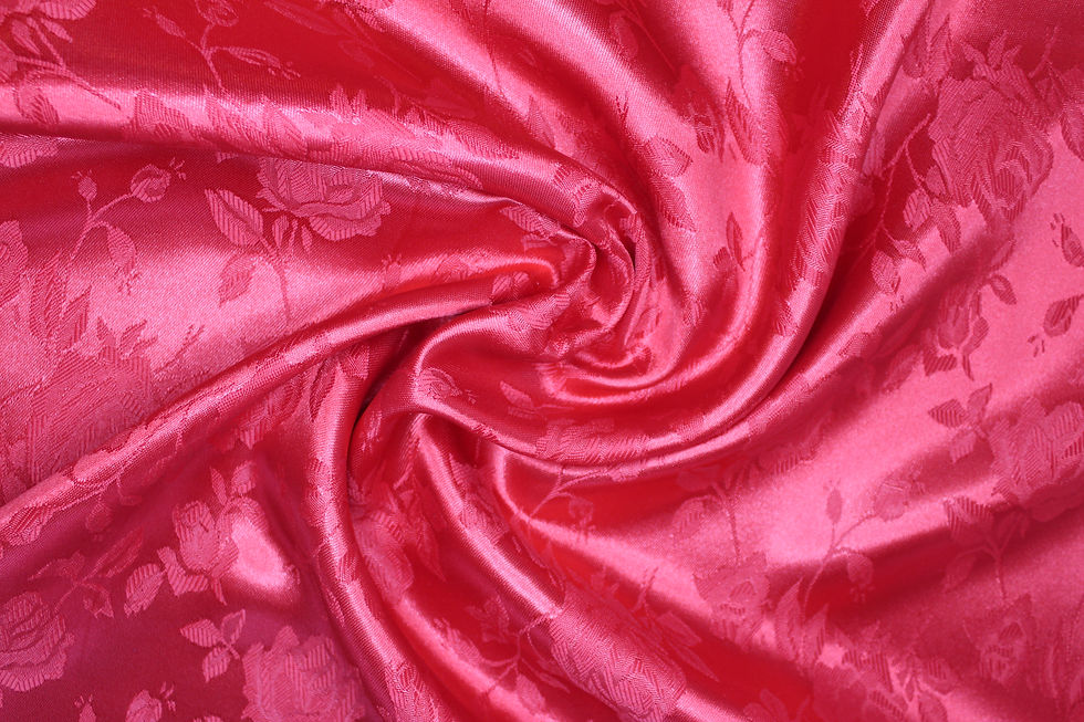 Glänzender rosa Stoff mit Rosenmuster