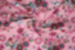 Rosa Stoff mit Blumenmuster und kleinen Vögeln