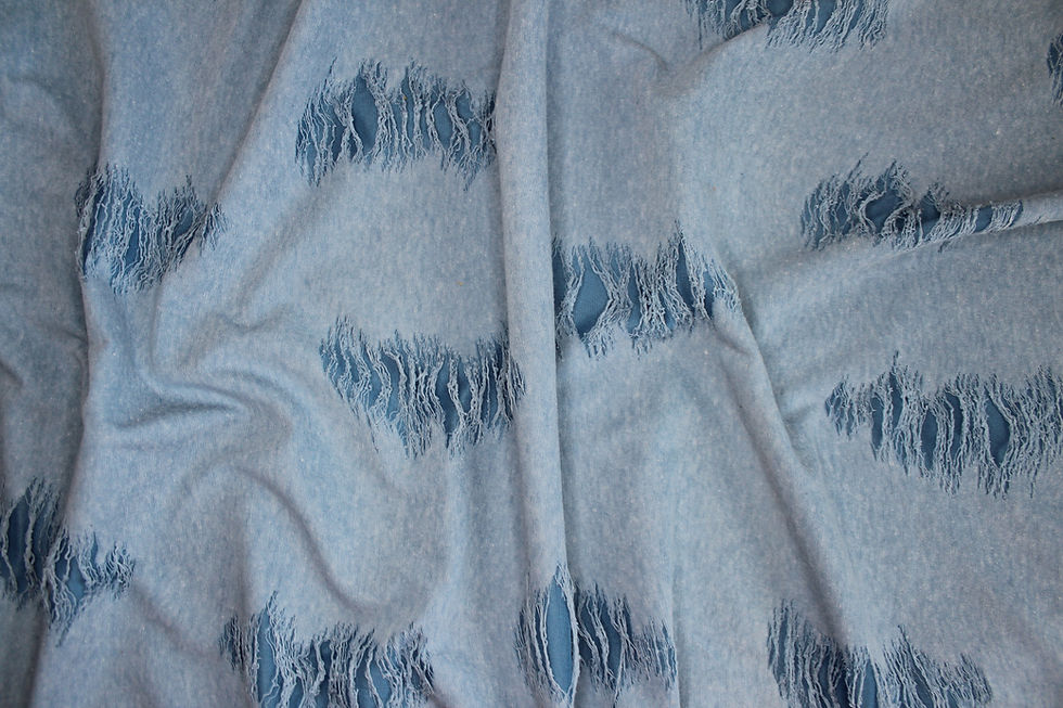 Hellblauer Baumwolljersey mit Zerriss-Effekt