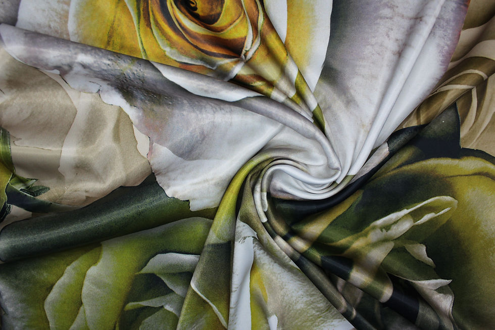 Stoff mit gelben und weißen Rosen