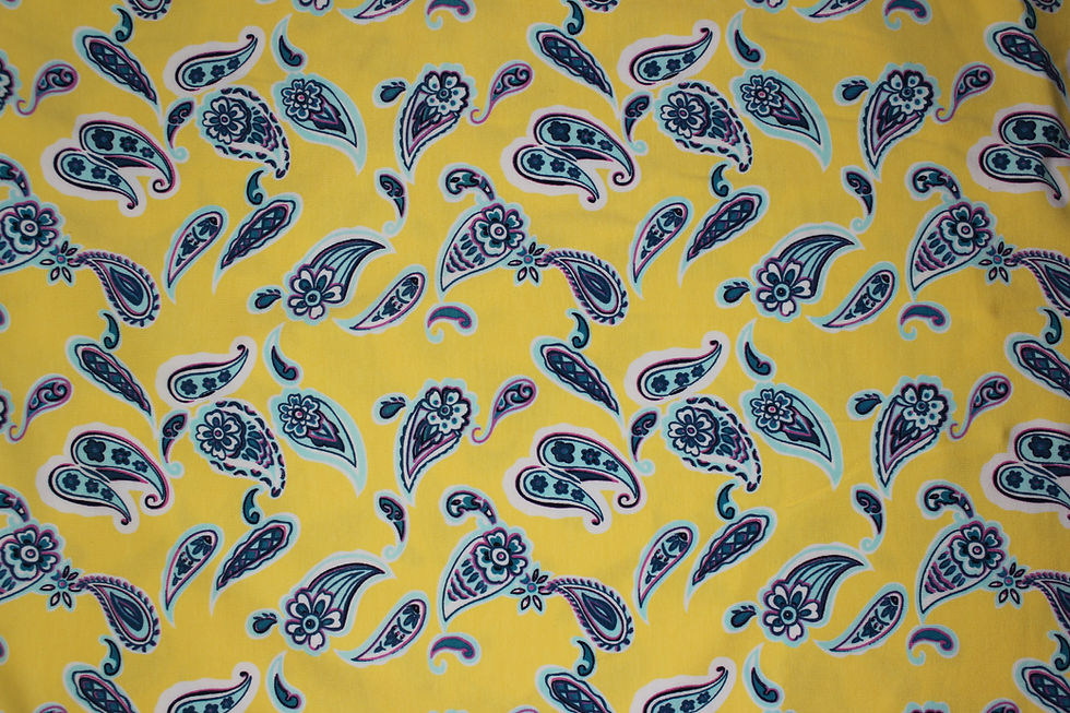 Gelber Stoff mit blau-violettem Paisley-Muster