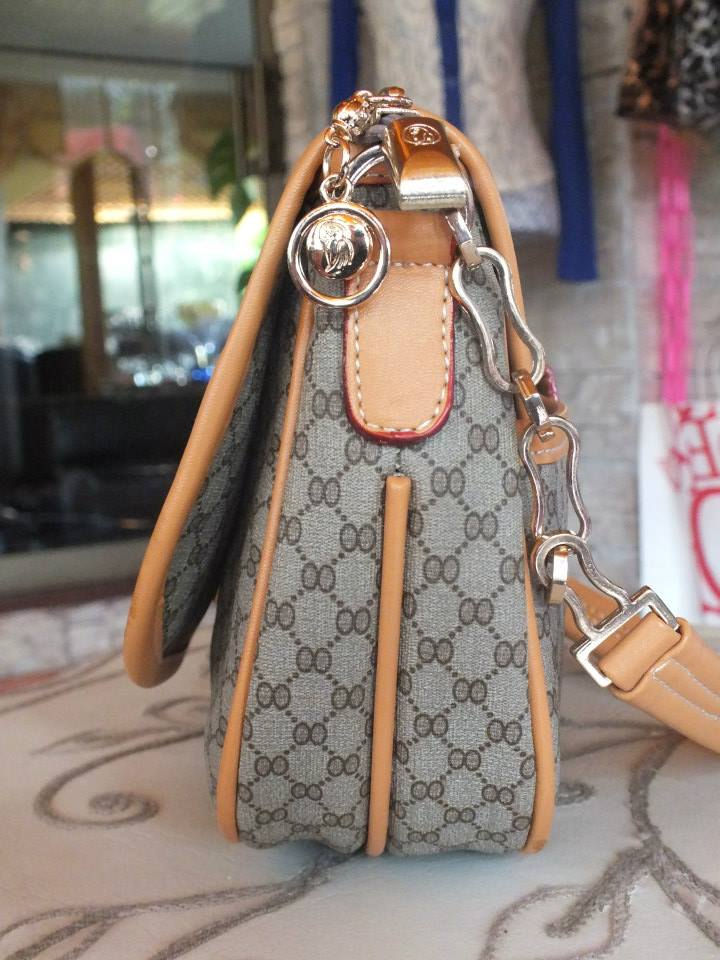 Parrot Cartera pequeña $ 16.000.-