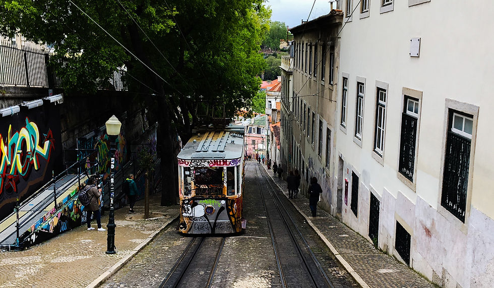 Un tramway dans les rues de LIsbonne