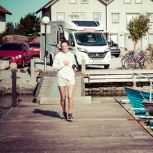 Marie cour me rejoindre sur le ponton