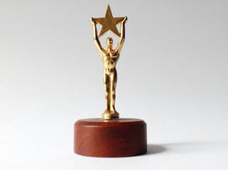 Trofeo dorado, base de madera