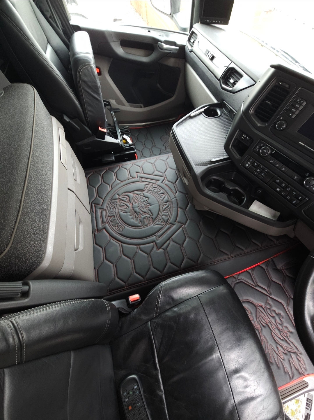 PRESTIGE LINE Scania R Next Gen Honeycomb Stitch Floor Mat 