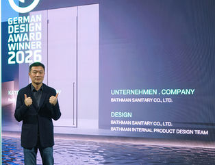 Repräsentant von Bathman Sanitary bei der Preisverleihung des German Design Award 2026 vor der Gewinnerwand in Frankfurt.