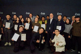 法兰克福德国设计奖的大合影，包括 GDA 首席执行官 Lutz Dietzold 及手持证书的国际设计师们
