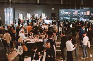 Besucher beim Networking Buffet in der Messe Frankfurt – Eventfotografie