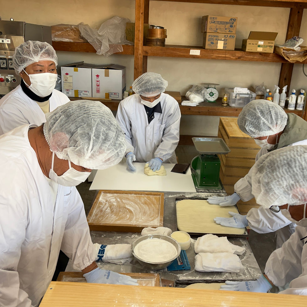 ↑ 手で餅をのす餅紳士たち