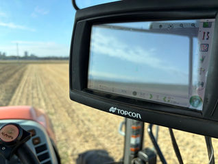 自動操舵でロータリー耕