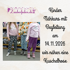 Drei Kinder mit ihren Nickiplüsch Trainer Hosen