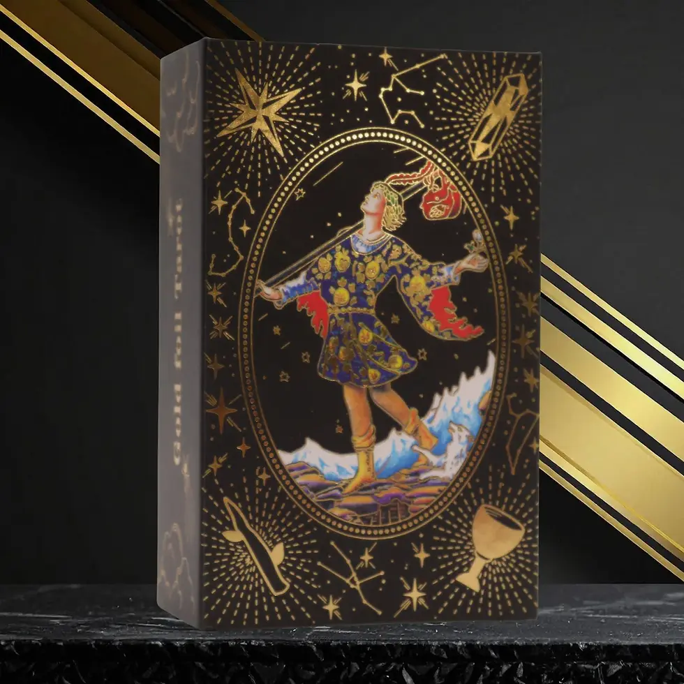 Luxuriöse Tarot-Geschenkbox mit goldveredeltem Narr-Motiv und dezentem holografischem Schimmer