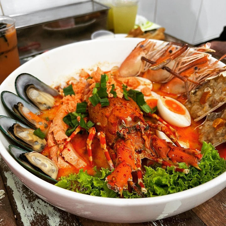 Tom Yum Noodles with Prawns at Pe Aor