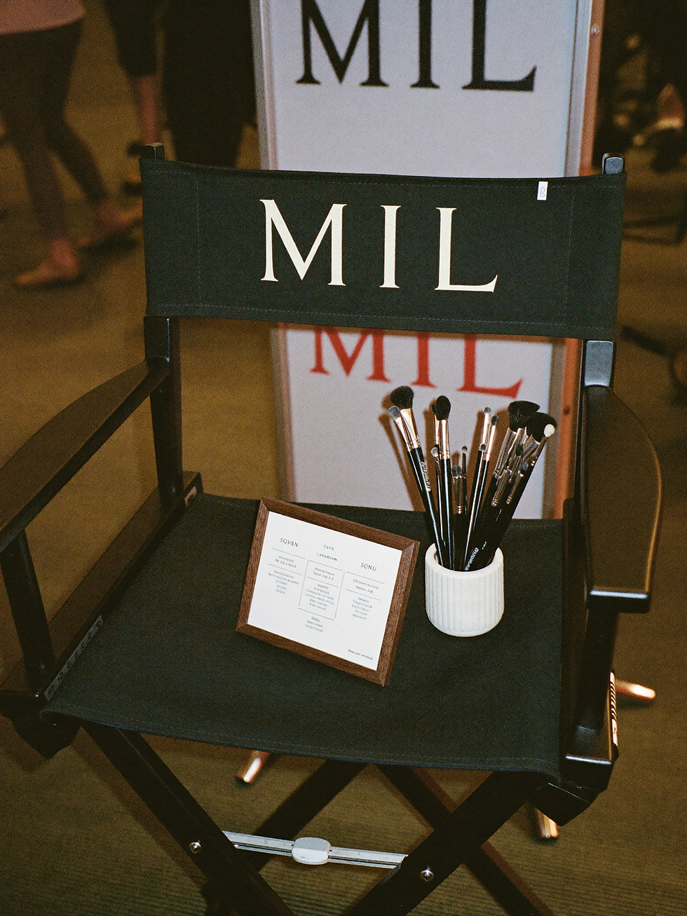 31_empty-chair-brushes-detail.png