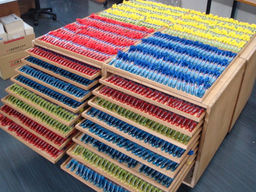 ひも付き４色ボールペン