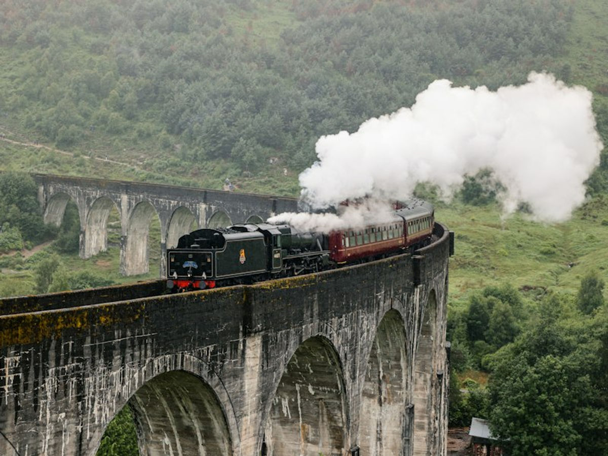 Trem a vapor Jacobite cruzando o Viaduto de Glenfinnan