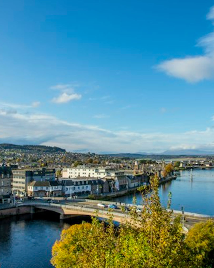 Vista aérea de Inverness e do Rio Ness