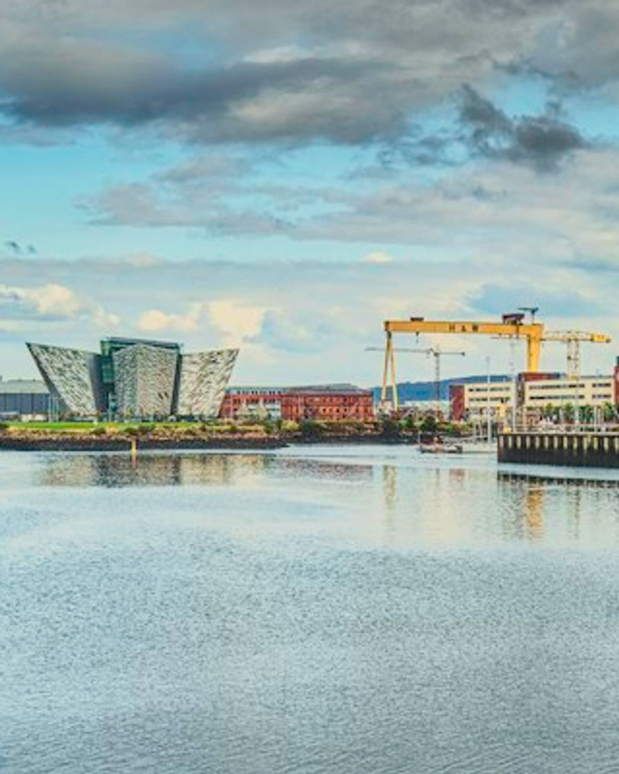 Rio Lagan em Belfast com o prédio do Titanic Belfast ao fundo