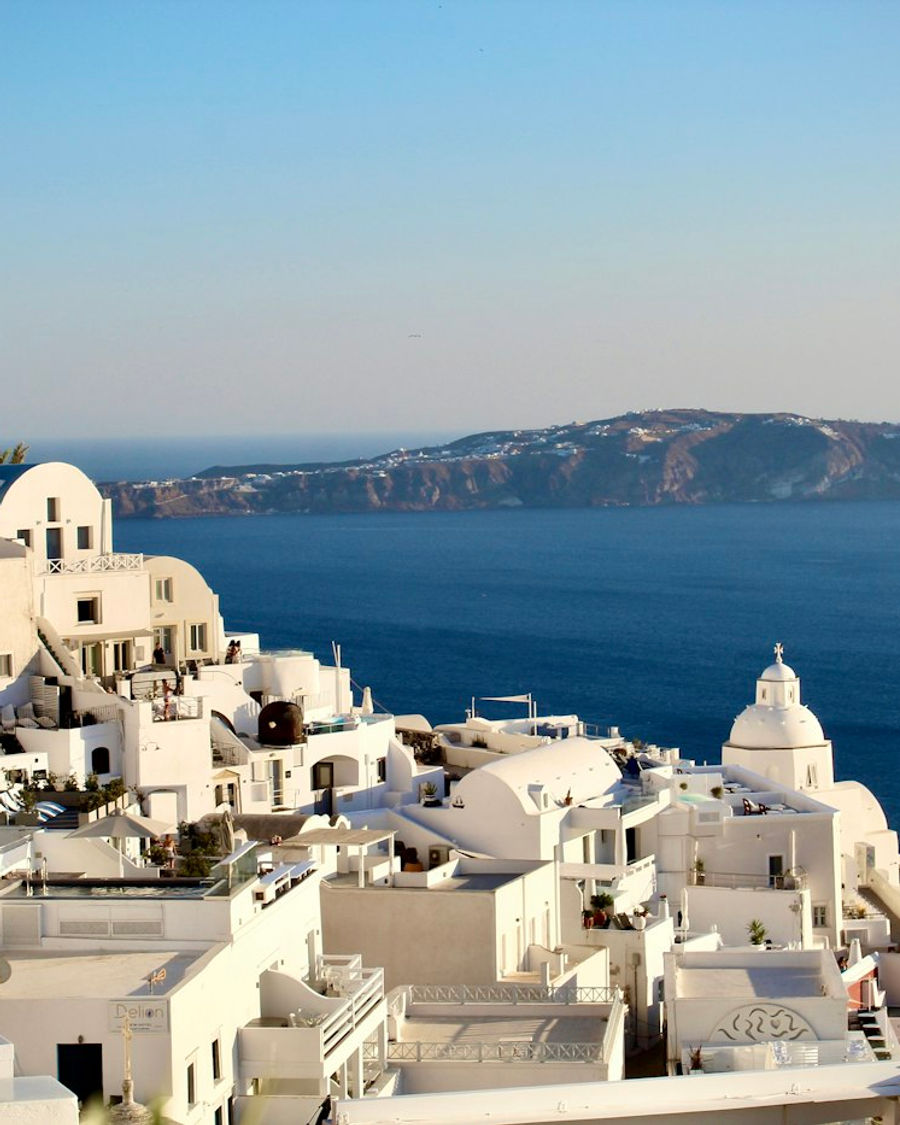 Casas brancas de Fira sobre a caldeira de Santorini