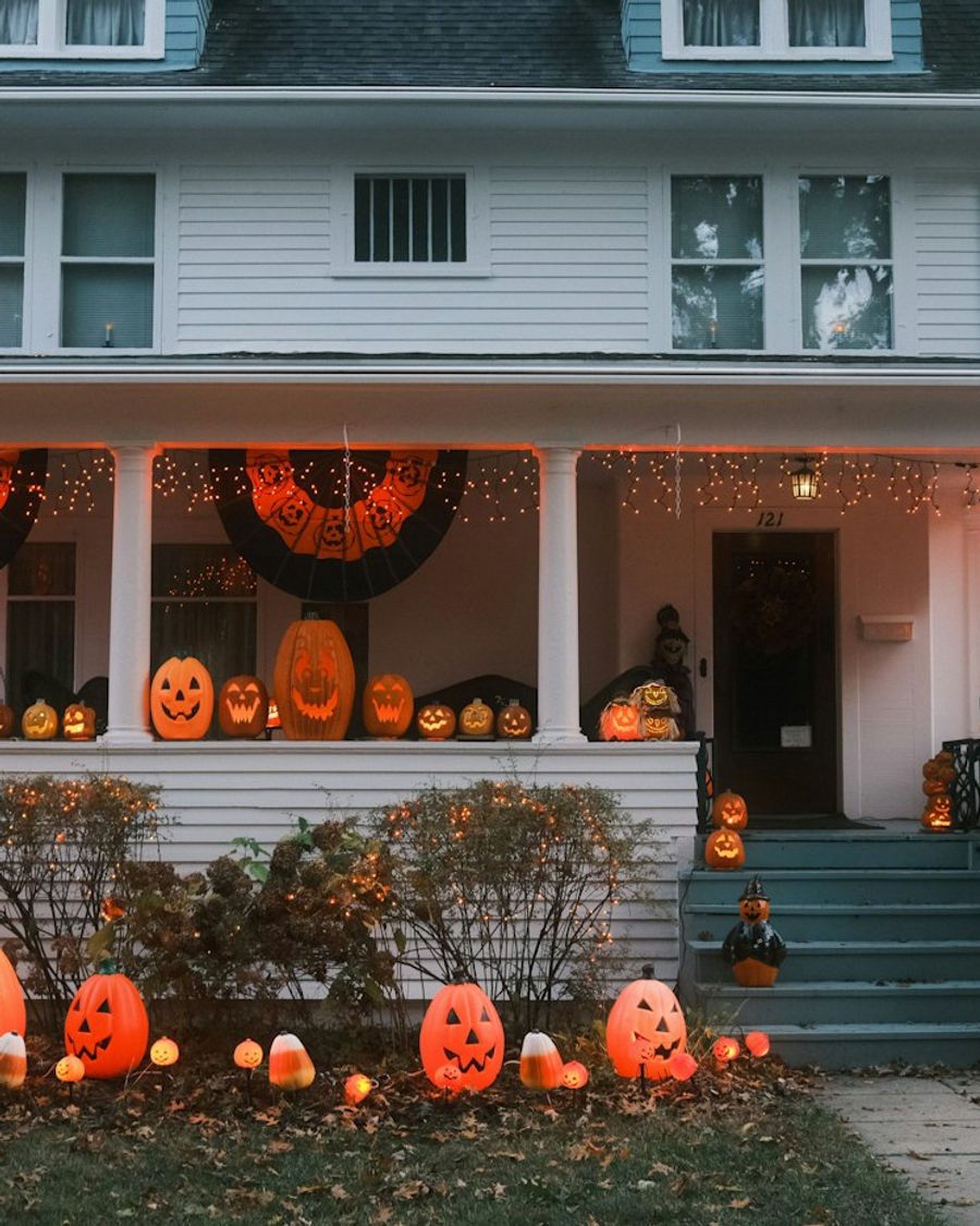 Casa com varanda decorada para o Halloween, com abóboras iluminadas