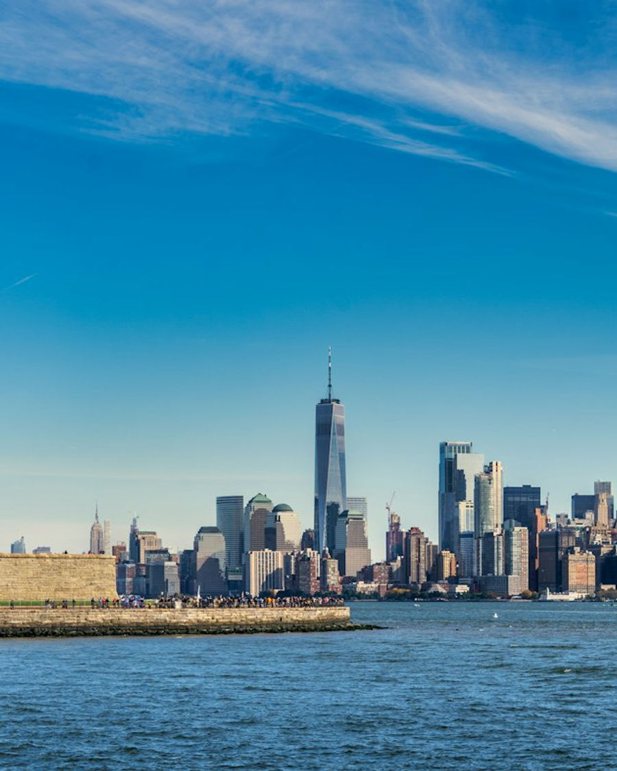Estátua da Liberdade com o skyline de Manhattan ao fundo