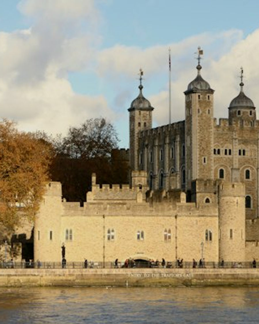 Torre de Londres às margens do Tâmisa