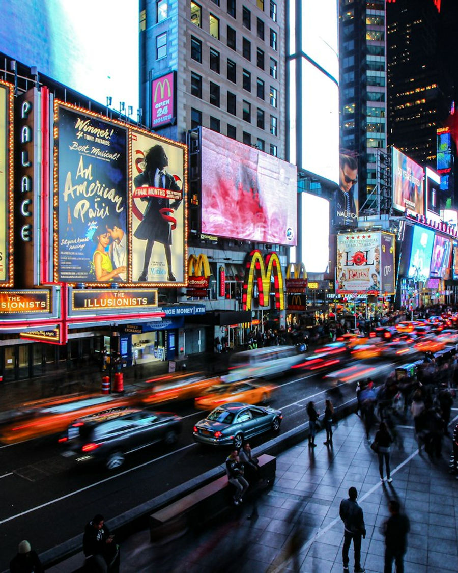 Times Square à noite, com telões iluminados