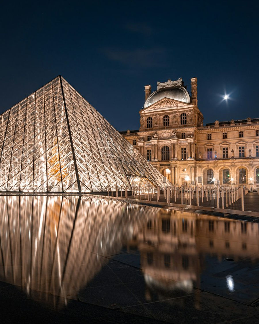 Pirâmide de vidro do Louvre iluminada à noite