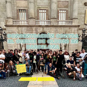 Concentracion silenciosa contra el cierre de los clubes cannabicos de barcelona