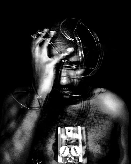 homem negro com cabos em seu corpo 