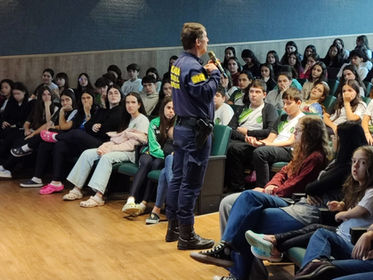 Representante da GMD palestrando para alunos.