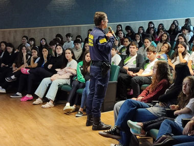 Representante da GMD palestrando para alunos.