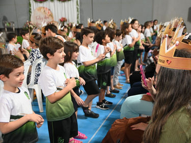 alunos homenageando as suas mães