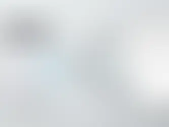 아이젠 1세대 비데와 5세대 비데를 비교해 제품 플랫폼과 디자인, 기술이 세대별로 발전해온 흐름을 보여주는 이미지