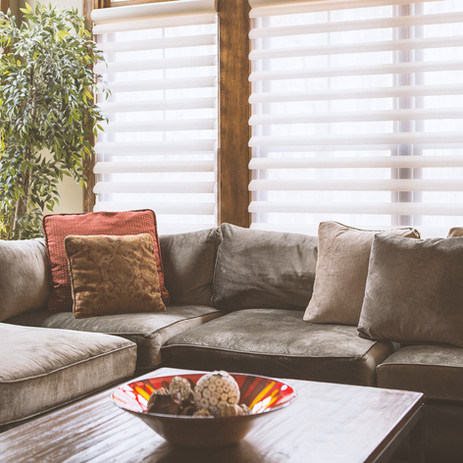 Couch mit Jalousien hinter