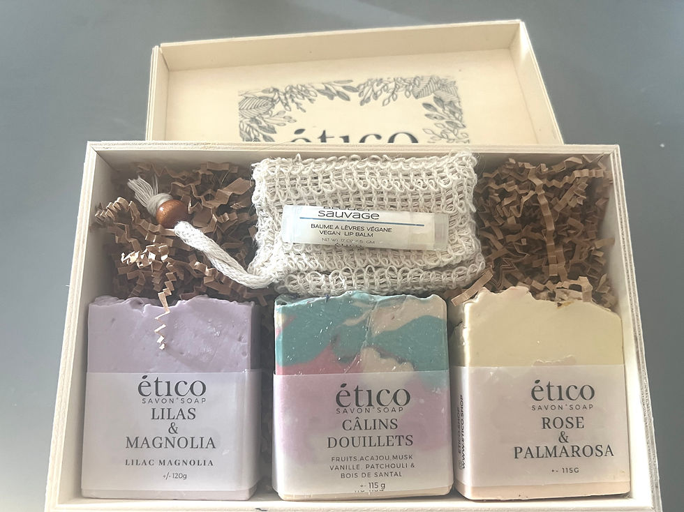 Thumbnail: Coffret en bois: 3 savons, 1 pochette, 1 baume à lèvres