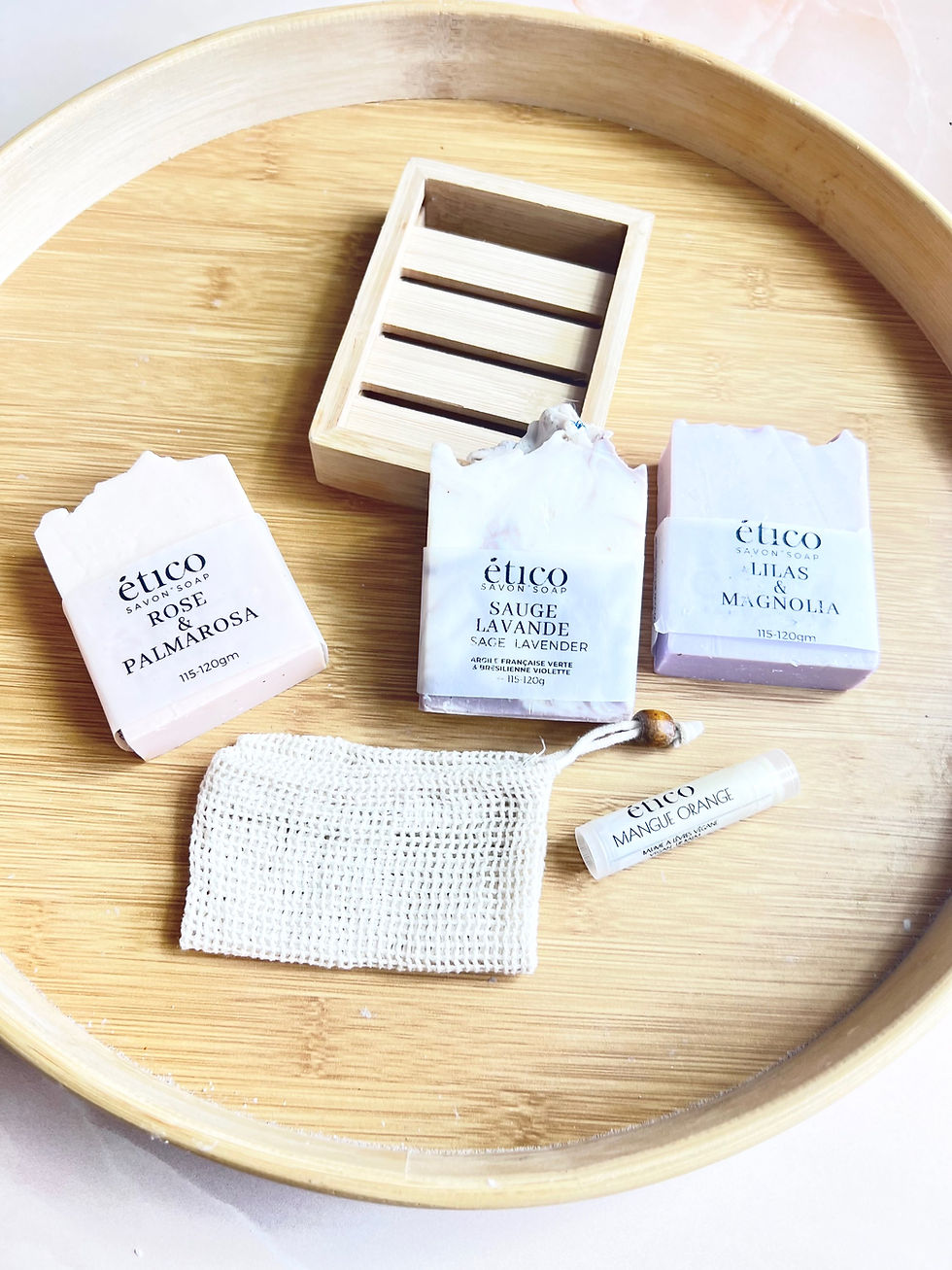 Thumbnail: Coffret cadeau : 3 savons, 1 porte-savon*, 1 pochette, 1 baume à lèvres