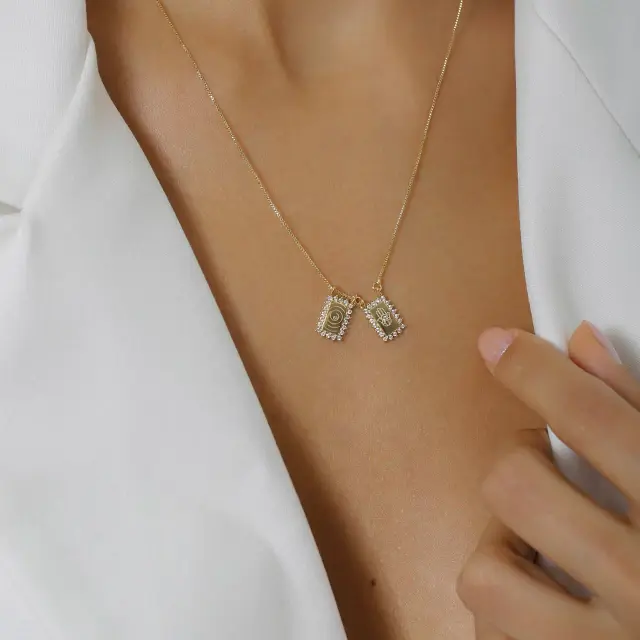 Escapulário Delicado Mão de Fátima Cravejado