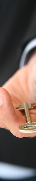 Hand hält Schlüssel