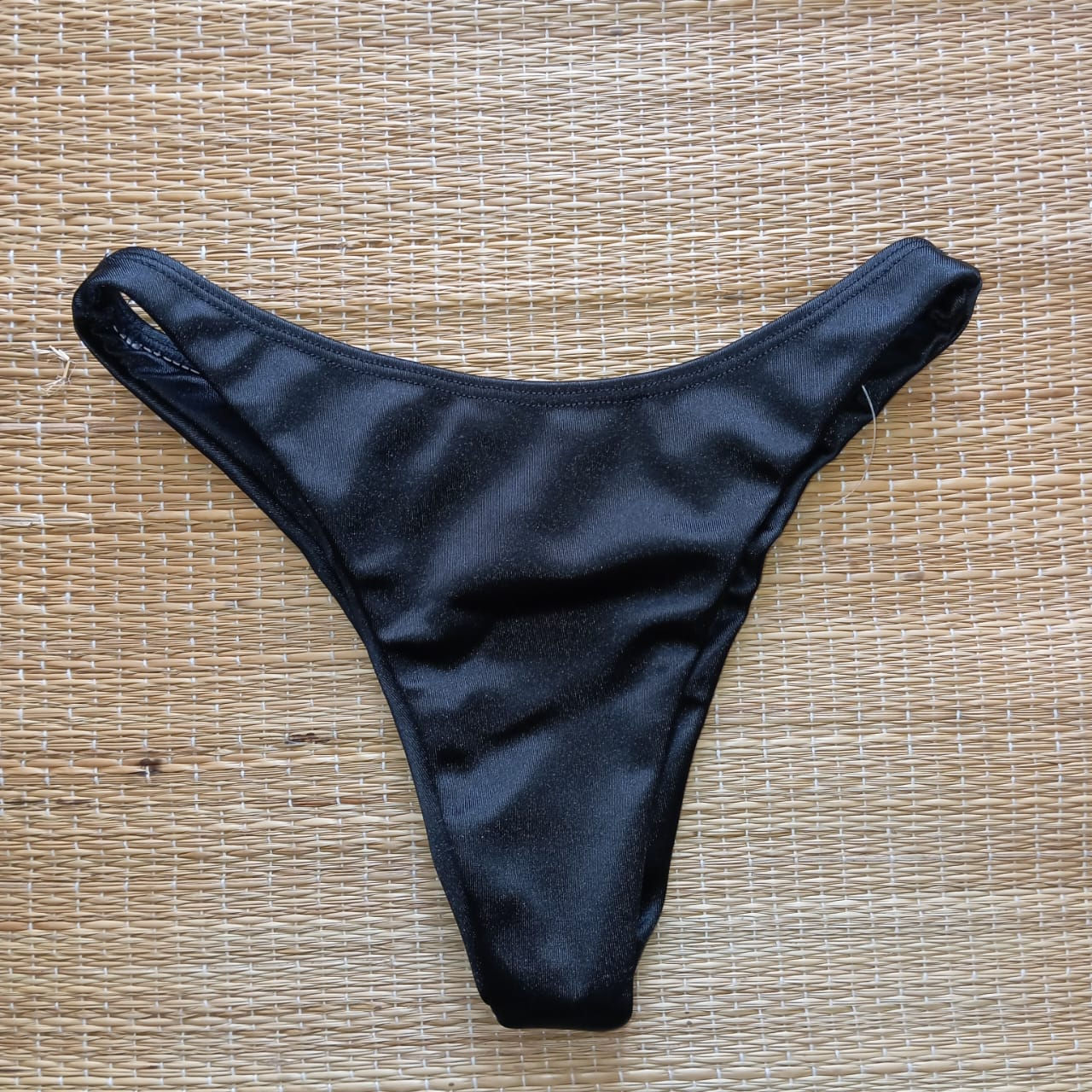Tanga asa-delta preta Achadinhos