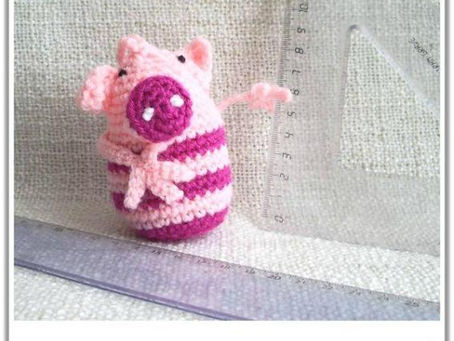cochon au crochet entouré d'une équerre et d'une règle plate. Texte "j'aime pas les règles"